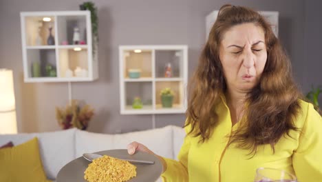 la mujer que huele comida podrida se vuelve nauseabunda.