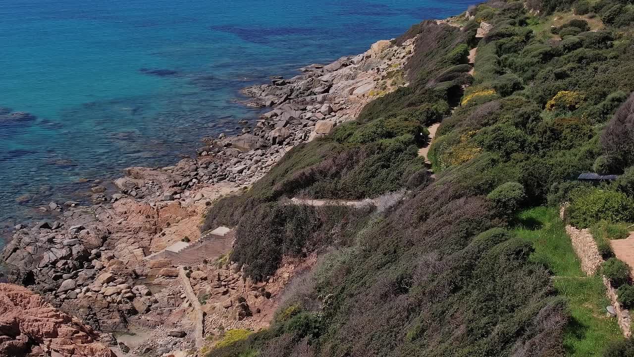 Vista della costa in Corsica, Francia, con rocce e acqua cristallina