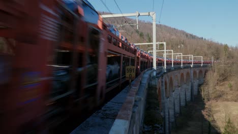 Tren-En-Un-Puente-Que-Lleva-Coches