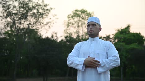 joven musulmán asiático