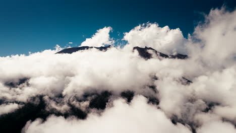 el monte agung, majestuoso estratovolcán, una presencia imponente oculta por las nubes