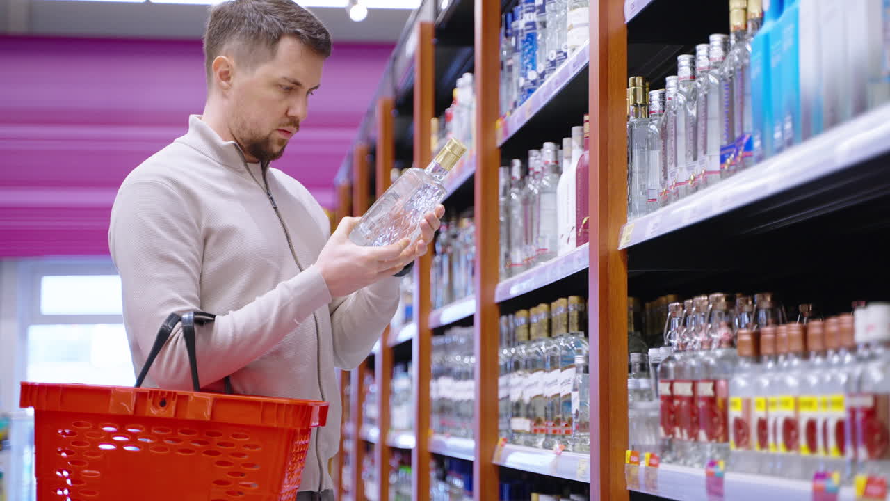 hombre comprando vodka en una tienda de comestibles