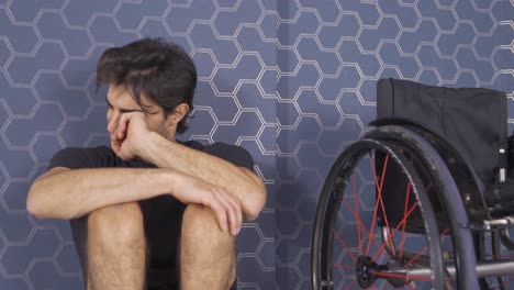 el joven discapacitado es infeliz y resentido de la vida.
