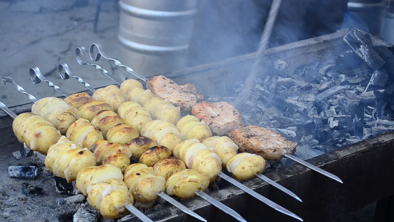 Tecniche di preparazione della carne sul fuoco. Spiedini. Lavoro del cuoco.