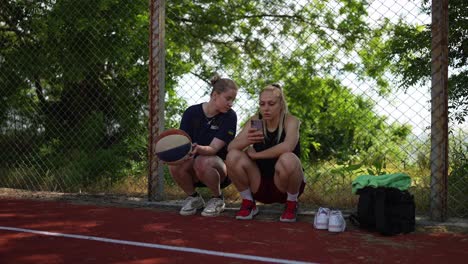 dos jugadoras de baloncesto discutiendo