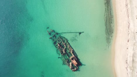 el naufragio de epanomi: barco de transporte hundido en las aguas azules turquesas de tesalónica, grecia