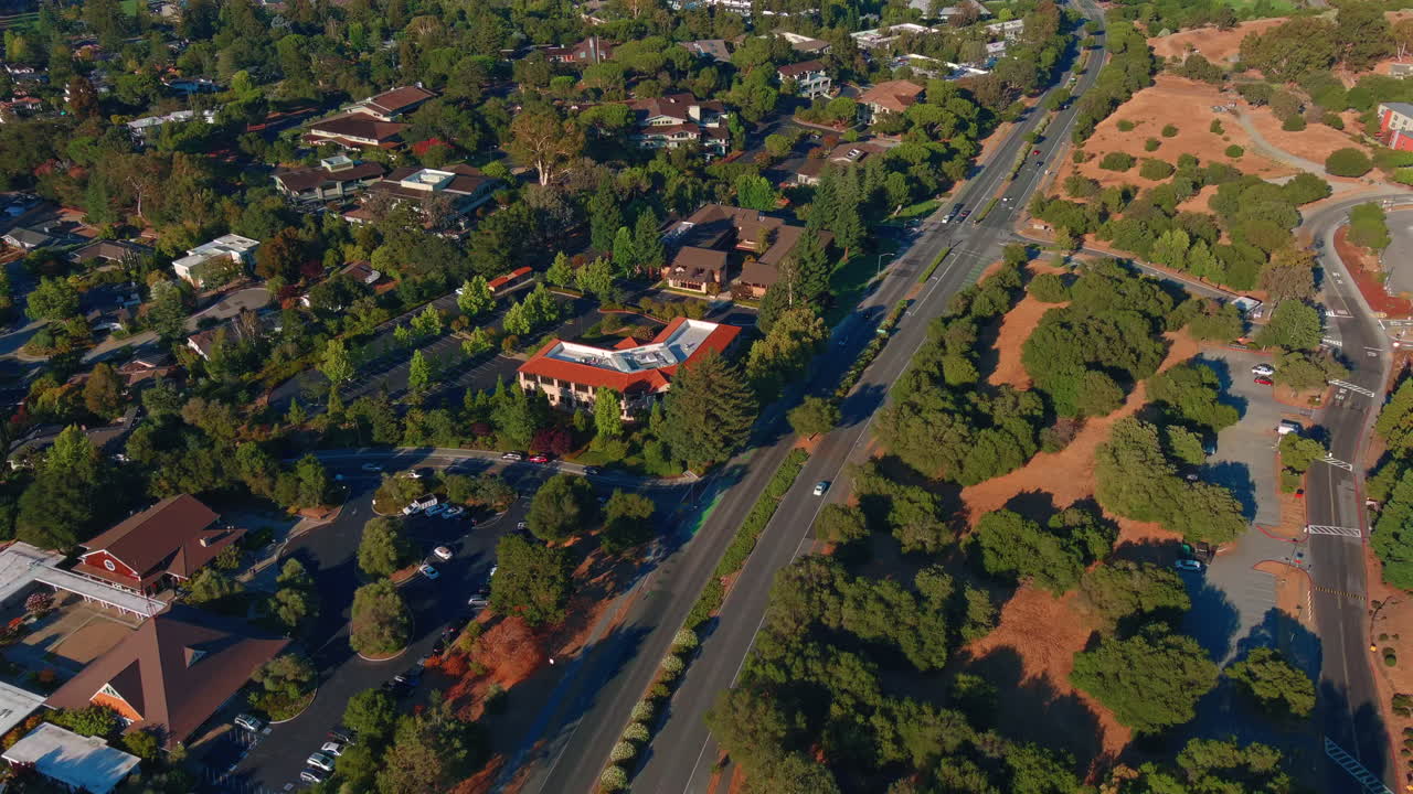 Edifici per uffici di Sand Hill Road che ospitano la più alta concentrazione di società di venture capital e investimento nel mondo, Menlo Park, California.