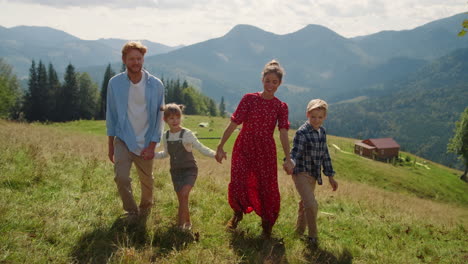 Paseo-Familiar-Sin-Preocupaciones-Ladera-De-Montaña-Vacaciones-De-Verano.-Pareja-Caminando-Con-Niños.