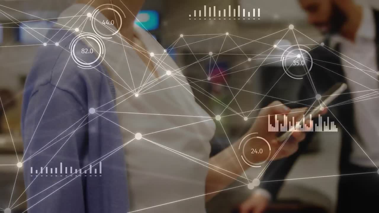 animación de la red de conexiones a través de una mujer de negocios caucásica que usa un teléfono inteligente