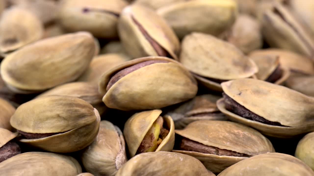 las avellanas girando en fondo negro