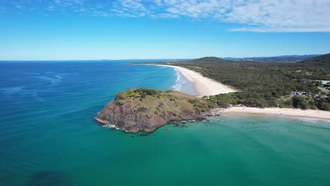 A-Clear,-Sunny-Day-with-a-View-of-Norries-Headland-in-Cabarita-Beach,-Tweed-Shire,-Bogangar,-Northern-Rivers,-New-South-Wales,-Australia-Aerial-Pan-Right