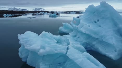 Icebergs-Nevados-En-Agua-De-Mar