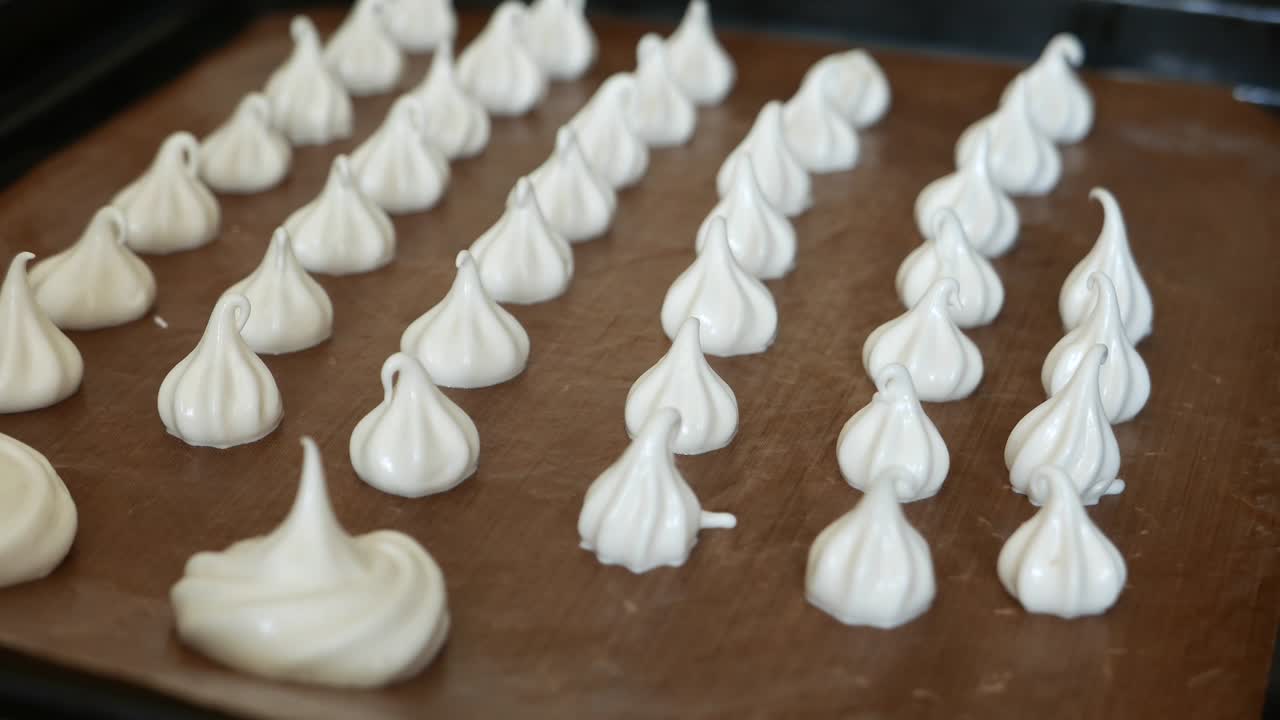 la panadería está haciendo merengue y galletas de postre.