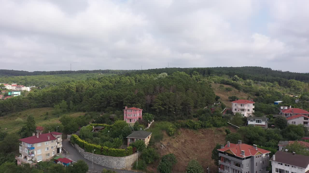 casas locales en la ciudad de riva, estambul en medio de montañas y bosques