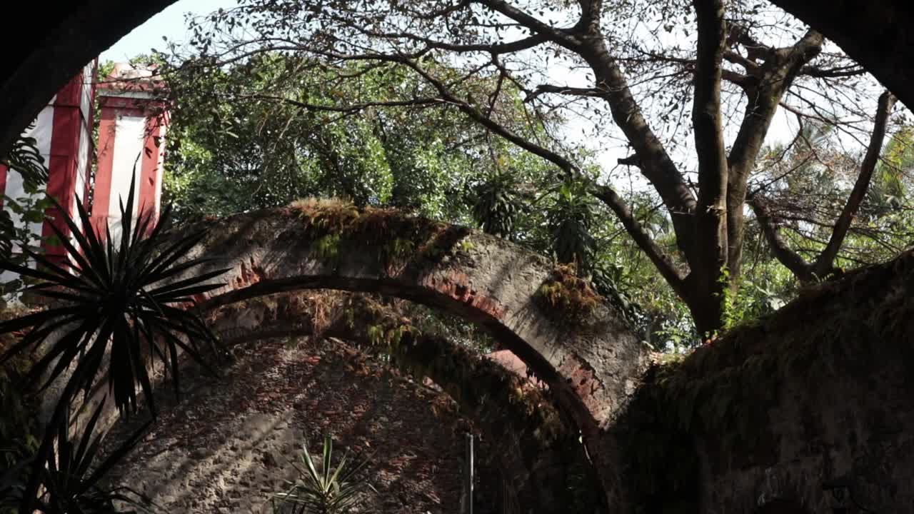 멕시코 의 아치웨이 에서 아름다운 정원 을 천천히 기울이는  ⁇