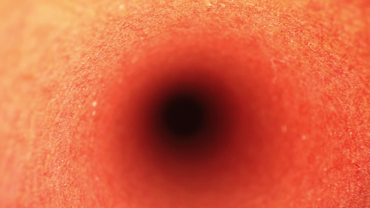 empujando hacia una cubierta de rodillo de pintura naranja