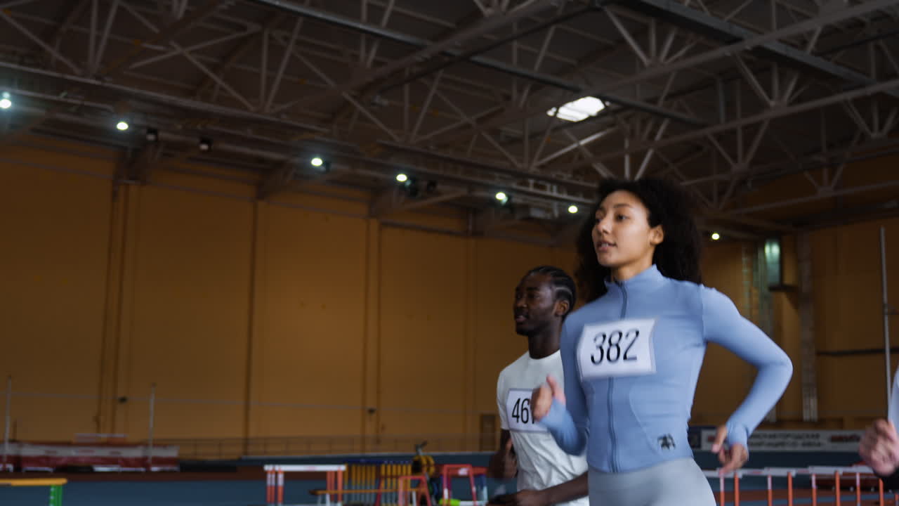 personas corriendo en interiores