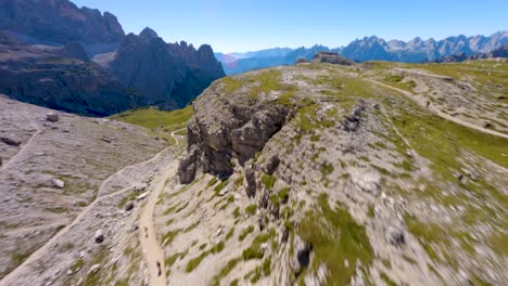 Drone-FPV-Volando-Sobre-Una-Ruta-De-Senderismo-En-La-Famosa-Montaña-Tre-Cime-Di-Lavaredo-En-Los-Dolomitas,-Región-De-Véneto,-Alpes-Italianos