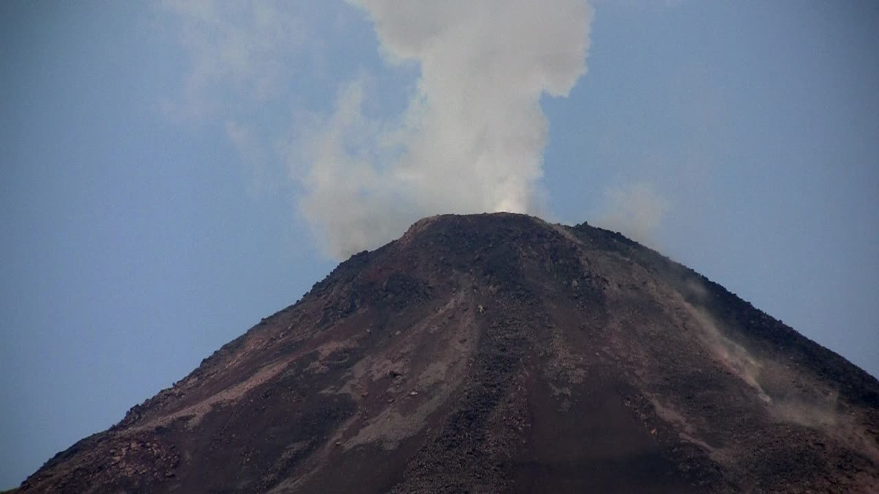 un volcán activo humo bilioso y ceniza 3