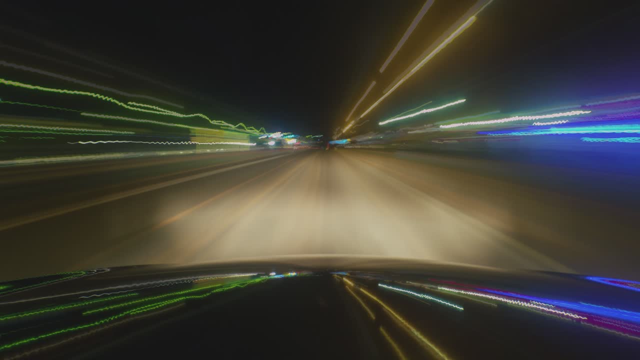 conducción nocturna en la ciudad