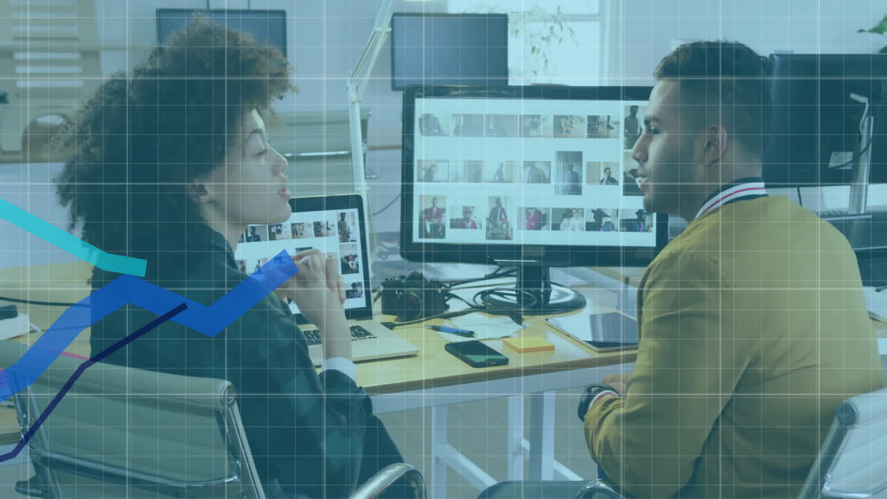 animación de gráficos en crecimiento y patrón de cuadrícula sobre diversos compañeros de trabajo discutiendo en el escritorio en la oficina