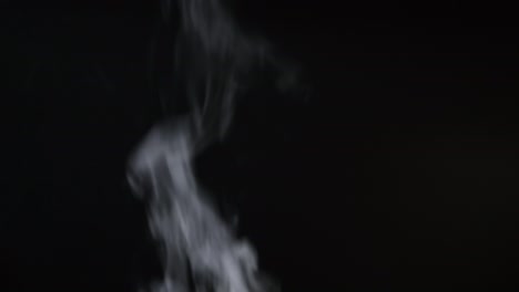el humo blanco, la niebla, la neblina, el vapor sobre un fondo negro. imágenes en 4k.