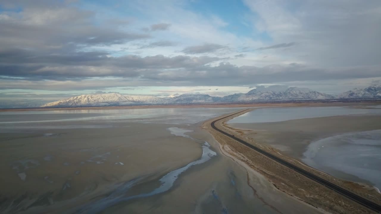 un dron explora la línea de la costa y abre la carretera a la isla del antílope en el gran lago salado de utah