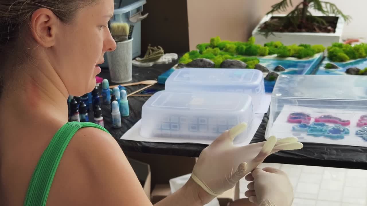 mujer creando arte de resina