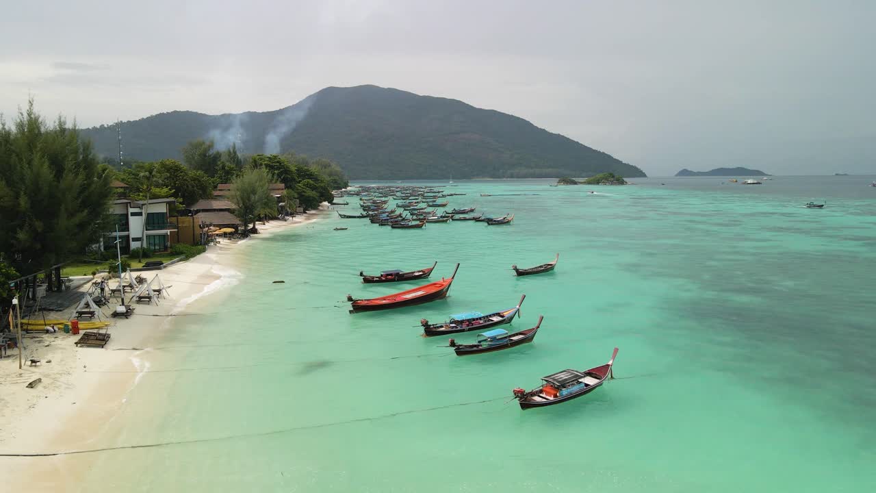 tiro bajo elevado de una playa llena de botes en la isla de ko lipe, tailandia