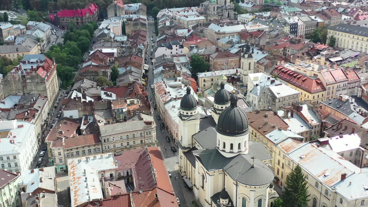 drone aéreo de una catedral en el centro de lviv, ucrania, rodeada de antiguos edificios históricos europeos
