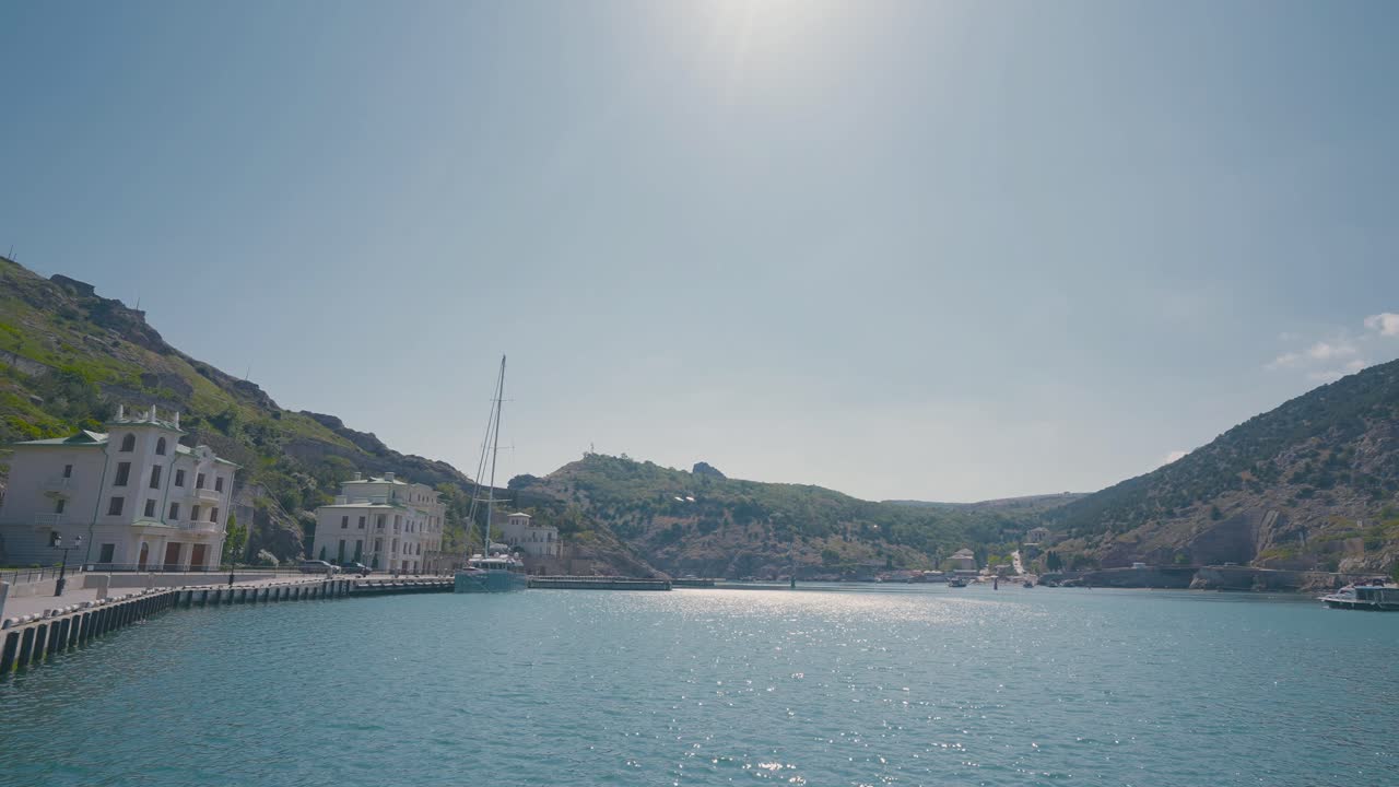 산 과 건물 들 이 있는 풍경적 인 항구 풍경