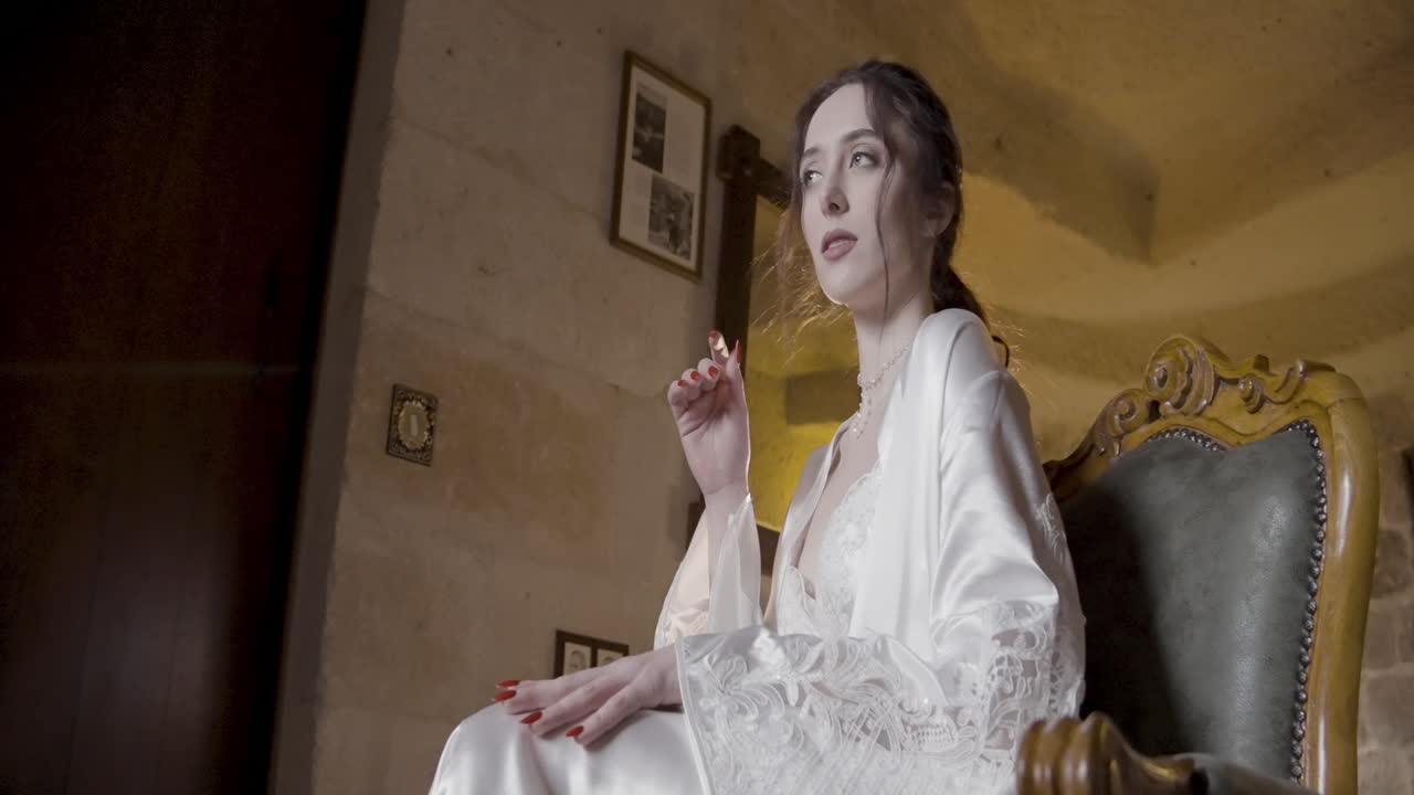 빈티지 세팅에 있는 우아한 여성