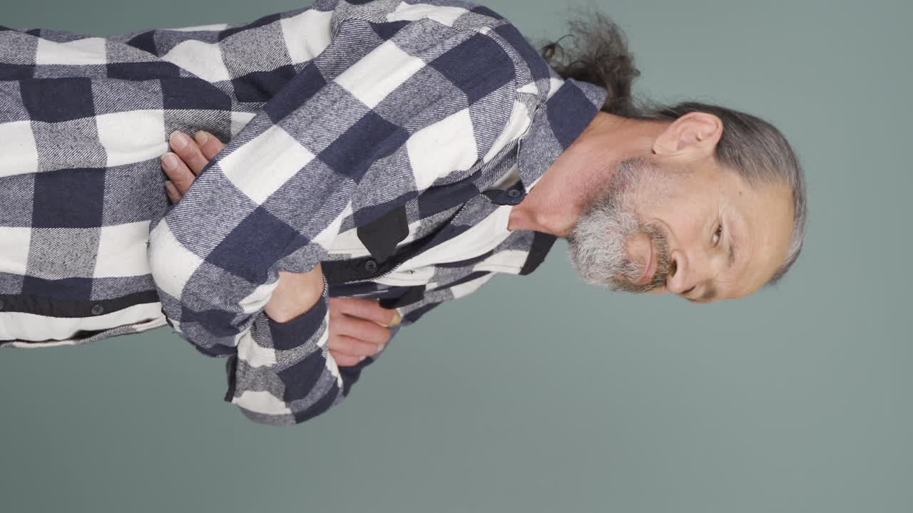 video vertical del anciano que está ofendido.