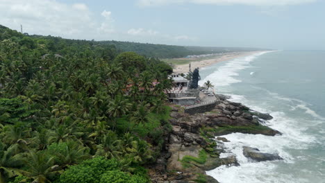 vista del área del templo de shiva de aazhimala en el distrito de hiruvananthapuram, kerala