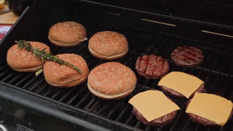 Imágenes-En-Cámara-Lenta-De-Hamburguesas-Y-Queso-A-La-Parrilla-En-Un-Puesto-De-Barbacoa