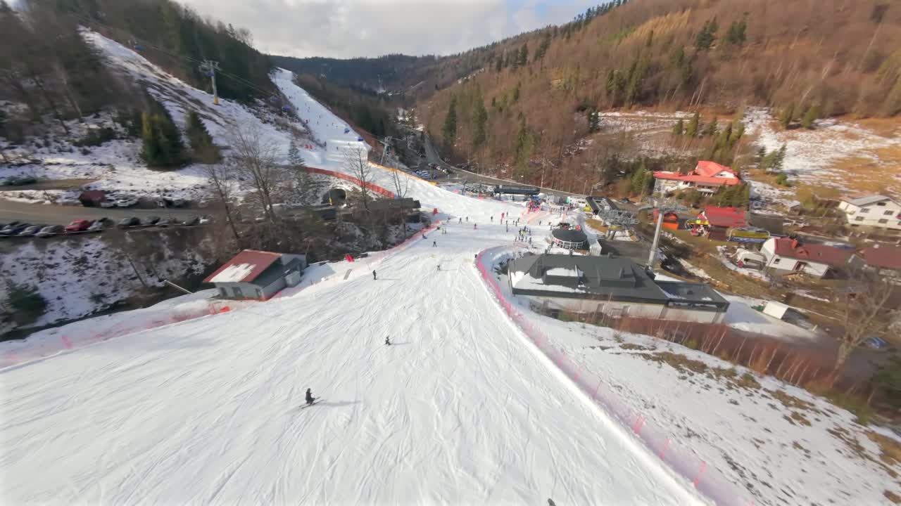 Zimní FPV eskapáda: rychlý let nad lyžaři a snowboardisty na svazích Soliska v Beskydech.