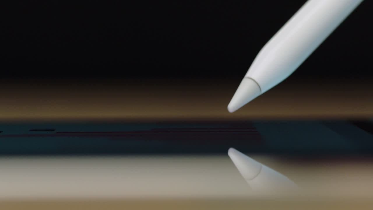 클로즈업 매크로 스타일러스 펜 브라우징 디지털 태블릿 화면 시장 그래프 통계 금융 정보를 보여주는 전자 터치 스크린 장치