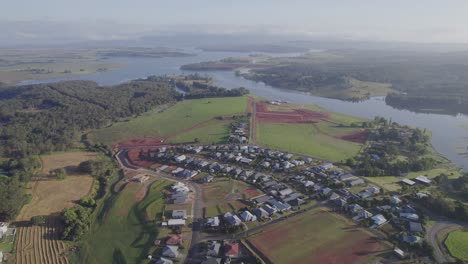 Ciudad-De-Yungaburra-En-El-Lago-Tinaroo-En-Atherton-Tablelands,-Qld,-Australia---Toma-Aérea-De-Drones