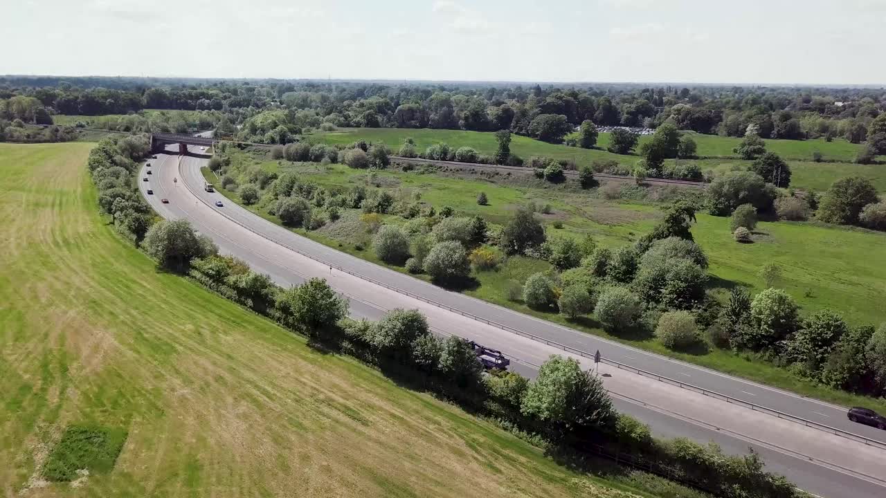 철교 교차로가 교차하는 34간선 도로 위를 비행하는 드론