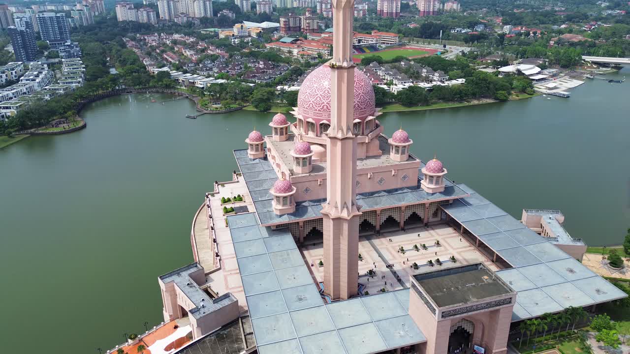 Masjid Putra, landmark terkemuka di Putrajaya, Malaysia, tempat ibadah umat muslim, dilihat dari udara dengan drone