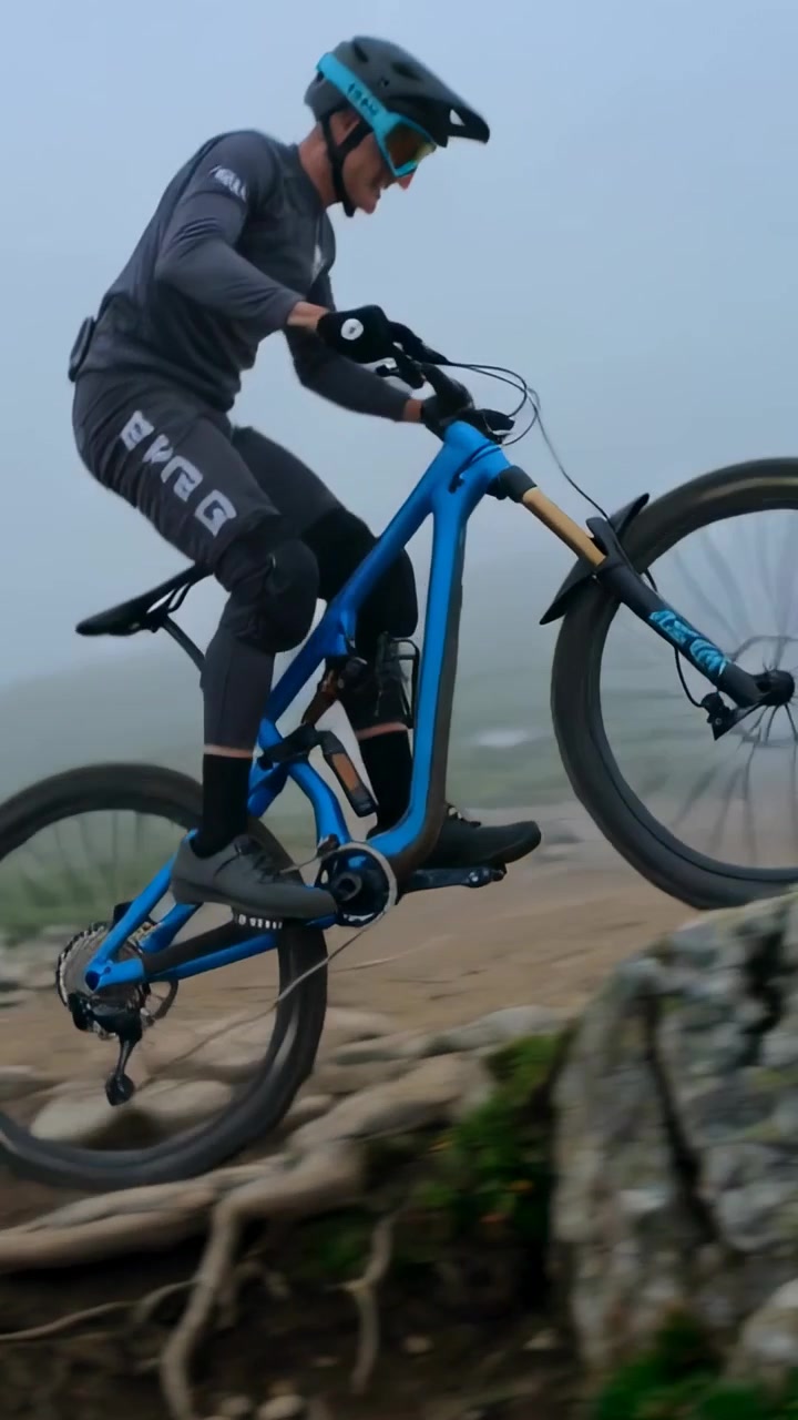 Video verticale: Ciclista che colpisce le radici e salta per superarle su un sentiero, casco, bici