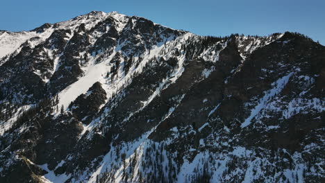 Nieve-Iluminada-Por-La-Luz-Del-Sol-En-La-Montaña-Rocosa-De-Cobre-En-Un-Día-Soleado