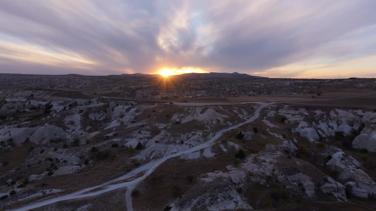 Vista aerea del sole che tramonta sul paesaggio vallivo scolpito, Ortahisar