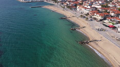 Luftaufnahme-Eines-Kleinen-Teils-Des-Strandes-In-Nikiti-Chalkidiki