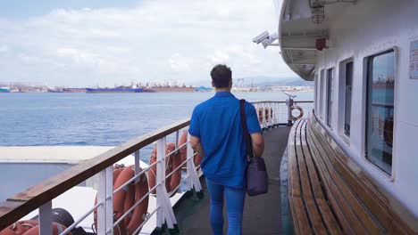 el viaje en el ferry. en cámara lenta.