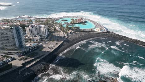 Panoramaaufnahme-Des-Berühmten-Schwimmbades-Lagos-Martianez,-Spanien