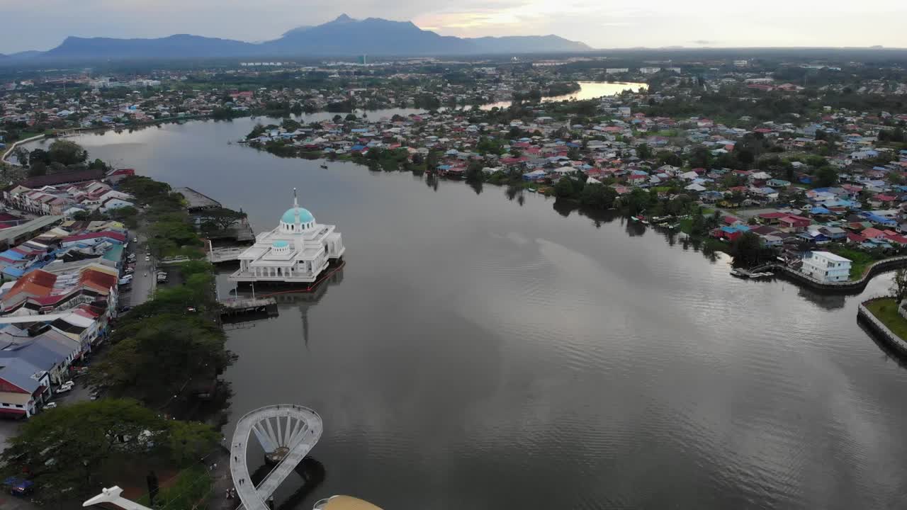 vista aérea de la hermosa mezquita flotante de kuching