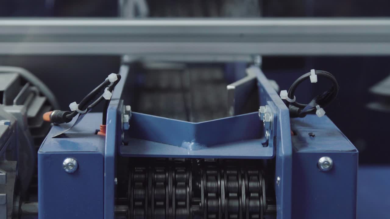 vista de cerca de la maquinaria industrial con cinta transportadora y engranajes