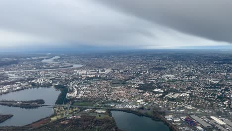 Vista-Aérea-De-La-Ciudad-De-Burdeos,-Francia,-Tomada-Desde-La-Cabina-De-Un-Jet-En-Una-Mañana-Lluviosa-De-Invierno.