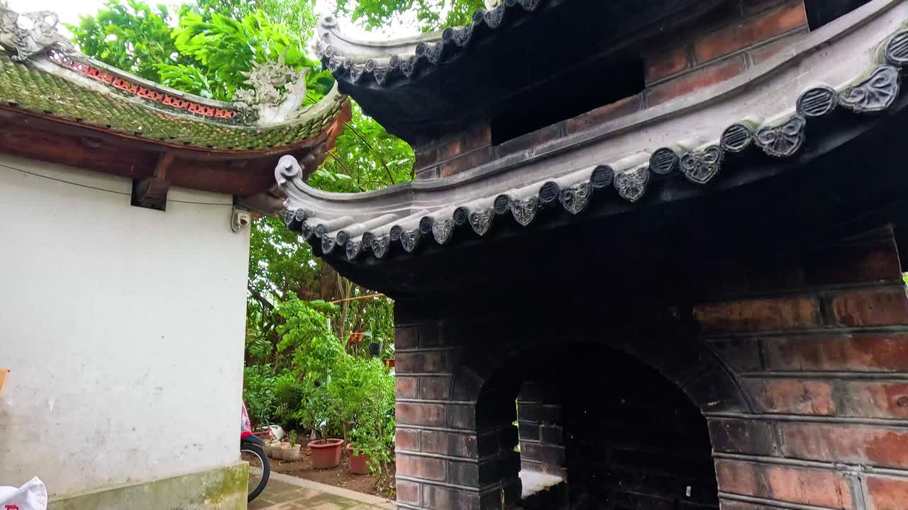 성전 의 벽돌 과 지붕 설계 의 상세 한 모습